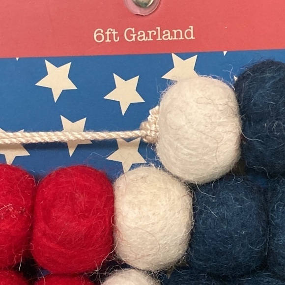 RED, WHITE AND BLUE AMERICANA 6 FT. FELT BALL GARLAND - Picture 3 of 7